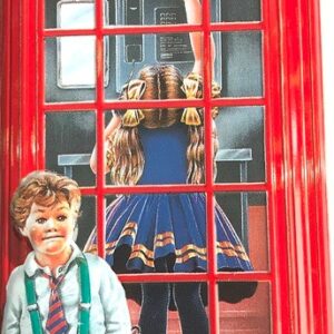 GBR Souvenir, (Grã-Bretanha/Europa), 2019, (AU), beautiful miniature of the traditional conserved London telephone booth, red, brand. Girl inside cabin under a suitcase, boy embossed at the door, a dog in the background.