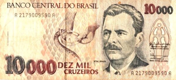Cédula Brasil, 10.000 (Dez mil cruzeiros), (1991) (MBC). Anverso: Ocre cinza em calcografia e offset, à direita, efígie de Vital Brasil, ladeado pelo desenho da cabeça de uma cobra urutu. Verso: Figura de cobras.