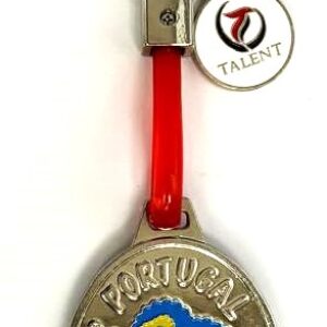 POR Chaveiro, 2024, (Cidade de Lisboa/Portugal), (UNC), material: Aço e plástico pintados. Título: Imagem do Galo de Barcelos e o símbolo de coração. Sem embalagem protetora do chaveiro.