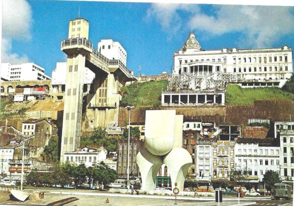 Br-Cartão Postal, (N), Brasil Turístico: Imagem da Escultura de Mário Cravo Junior na Praça Cairu. Elevador Lacerda ao lado. Cidade de Salvador/BA. Produção Paranã Cart. - RPC, nº 204, Curitiba/PR.