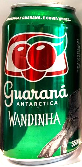 Br Latinha Refrigerante, 2025 (vazia), referência (Guaraná Antárctica – Personagem “Wandinha”), Marca: Ambev, Cores: vemelha/verde, com anel de alumínio branco, 350ml.