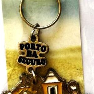 BR Chaveiro, 2025, (UNC), Título: Imagem colorida retangular de monumentos do Centro Histórico de Arraial D’ajuda. Lembrança da cidade de Porto Seguro/BA. Fabricado por Chaveiros do Brasil.