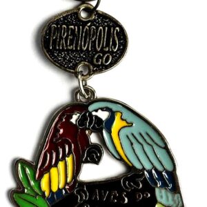 BR Chaveiro, 2026, (UNC). Título: Imagem colorida de aves do Brasil (Arara azul e Vermelha). Lembrança da cidade de Pirinópolis/GO. Sem indicação do fabricante.