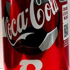 Br Latinha Refrigerante, 2026, (vazia), referência: Cola-cola Original, símbolo da Copa FIFA 2026. Produzida: Brasal refrigerantes S/A. Cores branca/vermelha, com anel de alumínio na cor verde. 350ml (Sabor Original).